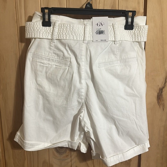 NWT Gloria Vanderbilt Vacation Pleated White Cuffed Belted Shorts - Picture 4 of 6